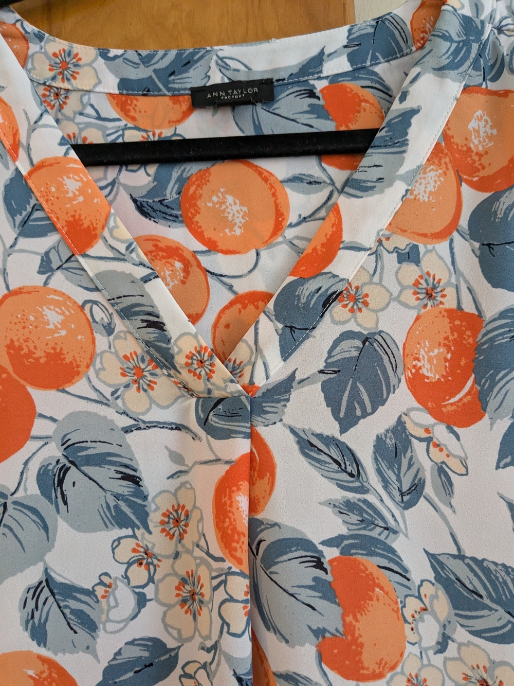 Ann Taylor Floral Orange Print V-Neck Women’s Top - Picture 6 of 8